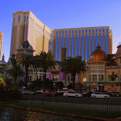 las vegas hotel casino royale